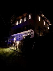 un edificio con luces azules por la noche en I cinque viaggiatori, en Ceres