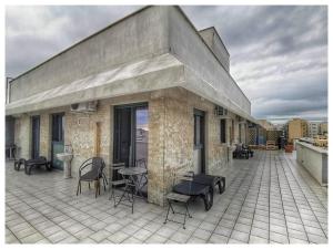 La quintessenza في مونوبولي: فناء على كراسي وطاولات في مبنى