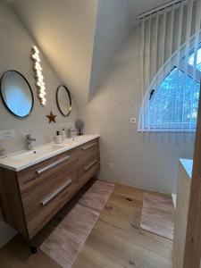 L'Orée du Mont proche du mont saint Michel في بونتورسون: حمام مع حوض ونافذة كبيرة +66 صورة