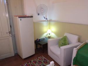 蒙得维的亚Palermo Candombe House的客厅配有白色沙发和风扇 更多14张照片