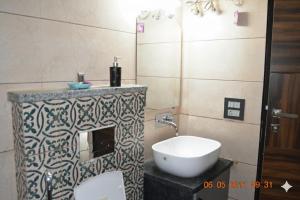 Koupelna v ubytování Modern Luxury 2BHK Flat Lift Parking Kitchen Near Laxman Julla & Beach in Tapovan + 46 fotografií