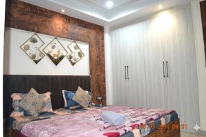 Postel nebo postele na pokoji v ubytování Modern Luxury 2BHK Flat Lift Parking Kitchen Near Laxman Julla & Beach in Tapovan