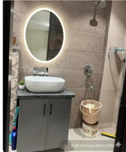 Koupelna v ubytování Modern Luxury 2BHK Flat Lift Parking Kitchen Near Laxman Julla & Beach in Tapovan