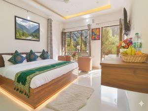 Giường trong phòng chung tại LA Riqueza Dhanolti View - Mountain View Rooms - Near to Eco Park & Surkanda Devi Temple