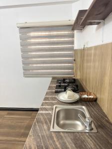 Kuchyň nebo kuchyňský kout v ubytování SEBASTIAN TRANSIT KATUNAYAKE