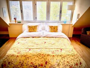 una camera da letto con un grande letto con una coperta gialla di Villa Riviera a Praga