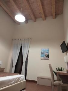 een slaapkamer met een bed, een tafel en een lamp bij Atena apartments nr 1 in Agrigento