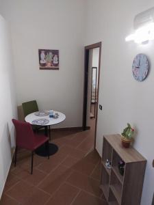 een kamer met een tafel en een tafel en stoelen bij Atena apartments nr 1 in Agrigento