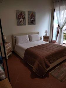 een slaapkamer met een groot bed en een raam bij Atena apartments nr 1 in Agrigento