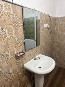 Koupelna v ubytování SEBASTIAN TRANSIT KATUNAYAKE + 27 fotografií