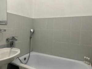 Ένα μπάνιο στο Minimalist 2-room Apartment