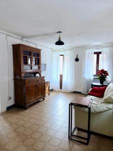 una sala de estar con un sofá y una mesa en I cinque viaggiatori, en Ceres