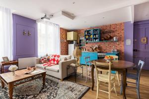 ein Wohnzimmer mit Sofa und Tisch in der Unterkunft Appartement immersif - ambiance série TV in Saint-Étienne