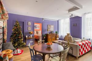 ein Wohnzimmer mit einem Weihnachtsbaum und einem Tisch in der Unterkunft Appartement immersif - ambiance série TV in Saint-Étienne