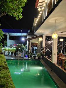 Piscina de la sau aproape de Peacock's Paradise Safari Hostel