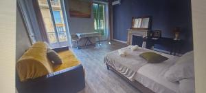 Giường trong phòng chung tại au centre de Nice proche de la mer superbe chambre climatisée