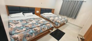 Un pat sau paturi într-o cameră la Hotel JOSHI INN