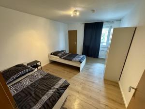 une chambre avec deux lits et une fenêtre dans l'établissement Apartment with underground parking in Langenfeld, à Langenfeld