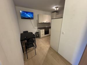 une petite cuisine avec une table et un réfrigérateur dans l'établissement Apartment with underground parking in Langenfeld, à Langenfeld