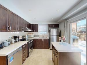 Una cocina o cocineta en Cozy Queen room with Shared Bath near Seneca Finch 404