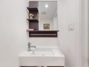 Un baño de Cozy Queen room with Shared Bath near Seneca Finch 404 35 fotos más