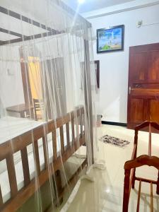 una habitación con una cama y una ventana en Tiny Royal Palace, en Unawatuna