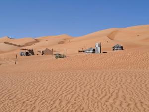 um deserto com casas no meio dele em ESCAPE cAMp2 em Badīyah