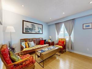 Un lugar para sentarse en Cozy Queen room with Shared Bath near Seneca Finch 404