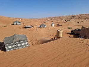 uma tenda no meio de um deserto em ESCAPE cAMp2 em Badīyah