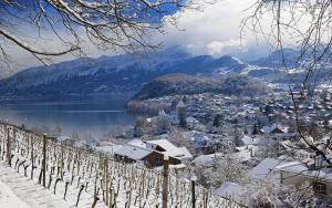 Chalet In The Countryside Kitchen Parking Lot في سبيز: منظر لبلدة مغطاة بالثلوج بجوار بحيرة