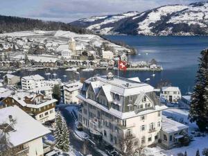 Chalet In The Countryside Kitchen Parking Lot في سبيز: الاطلالة الأمالية على مدينة في الثلج