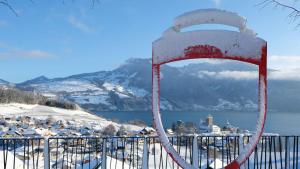 Chalet In The Countryside Kitchen Parking Lot في سبيز: بوابة مغطاة بالثلوج تطل على جبل +22 صورة