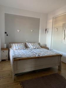 Un dormitorio con una cama grande en una habitación. en ASTRA-Ferienhaus mit großer Dachterrasse und Top-Ausstattung in NAS, en Armenistis