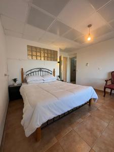 Un dormitorio con una cama grande en una habitación. en Large Vacation Apartment With A Stunning View In Isfiya, Mount Carmel - דירת נופש עם נוף מדהים בעספיא, en ‘Isfiyā