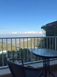 Una mesa y sillas en un balcón con vista. en Large Vacation Apartment With A Stunning View In Isfiya, Mount Carmel - דירת נופש עם נוף מדהים בעספיא, en ‘Isfiyā