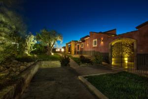 a home at night with the lights on at Badiula in Carlentini