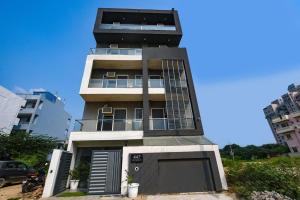 ein hohes Gebäude mit einer Garage davor in der Unterkunft Alpha Styaz in Gurgaon