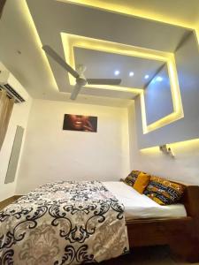 ParakouRésidences Fifamè的一间卧室设有一张带天花板的床