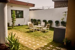 ParakouRésidences Fifamè的院子里有桌椅的露台