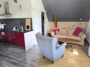 Le Puits de Garival في تورْ دو فورْ: غرفة معيشة بها أريكة وطاولة