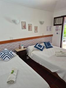 deux lits côte à côte dans une pièce dans l'établissement Lola Beach Pousada Geriba, à Búzios 56 autres photos