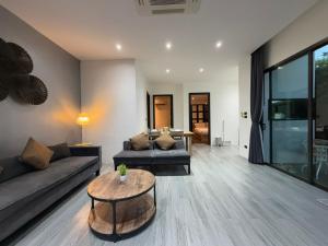 Posezení v ubytování 2 Bedroom Pool villa Chalong