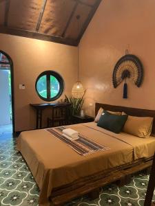 Un pat sau paturi într-o cameră la Tam Coc Thoms House