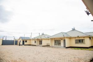 Zanube Apartments في ندولا: صف من المنازل يقف شخص في وسطه