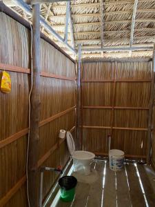 YariffiにあるYenaiwon Homestay Raja Ampatの木製の壁のバスルーム(トイレ付)