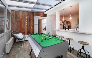 Biliár nebo kulečník v ubytování Beautiful Home In Scharendijke