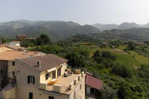 Vistas a una casa con montañas en el fondo en Amazing Terrace Colle Posta, 3 Bedr, Picinisco, 