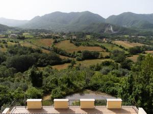 Una vista de un valle con montañas al fondo. en Amazing Terrace Colle Posta, 3 Bedr, Picinisco,  15 fotos más