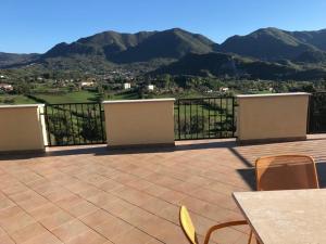 balcón con vistas a las montañas en Amazing Terrace Colle Posta, 3 Bedr, Picinisco, 