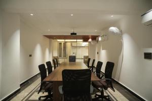 ein Konferenzraum mit einem langen Tisch und Stühlen in der Unterkunft Amrit Residency in Gurgaon